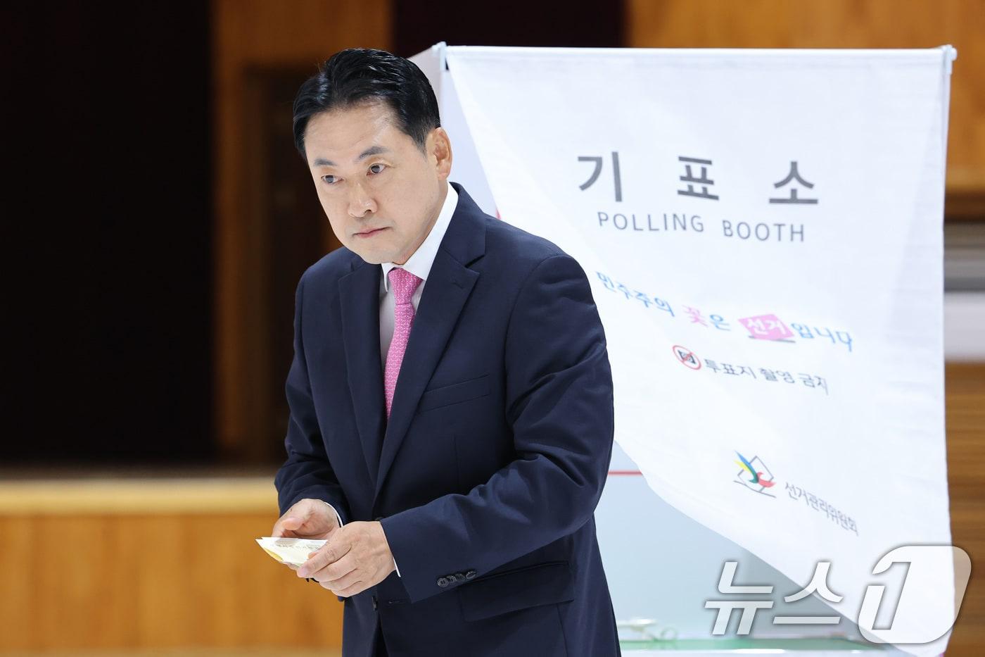 본문 이미지 - 장동혁 국민의힘 대표가 3일 충남 보령시 대천여자고등학교에 마련된 제9회 전국동시지방선거 및 국회의원 재·보궐 선거 투표소에서 투표를 하고 있다. 2026.6.3 ⓒ 뉴스1 신웅수 기자