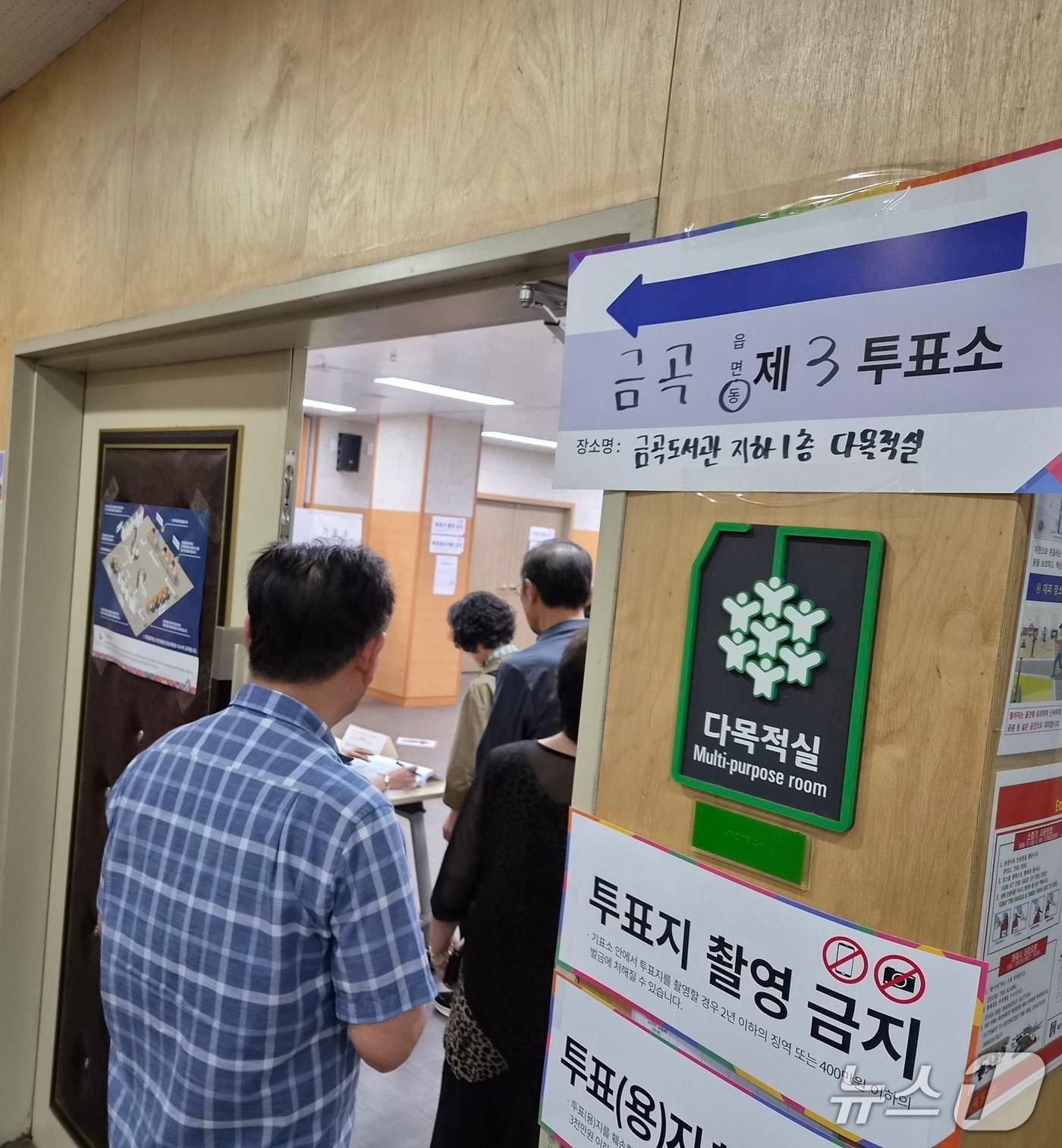 본문 이미지 - 6·3지방선거일인 3일 부산 북구 금곡동 제3투표소에서 이른 아침부터 시민들이 투표를 하기 위해 줄지어 서있다. 2026.6.3/뉴스1 ⓒ News1 임순택 기자