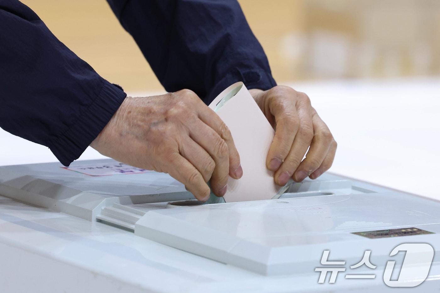 본문 이미지 - 제9회 전국동시지방선거 및 국회의원 재·보궐 선거 시작된 3일 충남 보령시 대천여자고등학교에 마련된 투표소에서 유권자들이 투표하고 있다. 2026.6.3 ⓒ 뉴스1 신웅수 기자