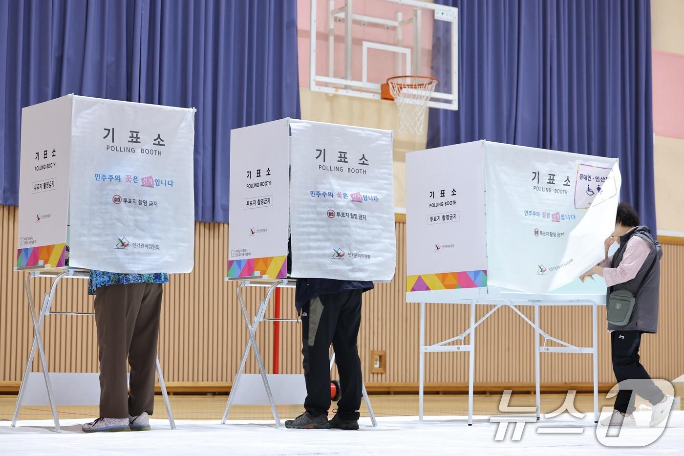 본문 이미지 - 제9회 전국동시지방선거 및 국회의원 재·보궐 선거 시작된 3일 충남 보령시 대천여자고등학교에 마련된 투표소에서 유권자들이 투표하고 있다. 2026.6.3 ⓒ 뉴스1 신웅수 기자