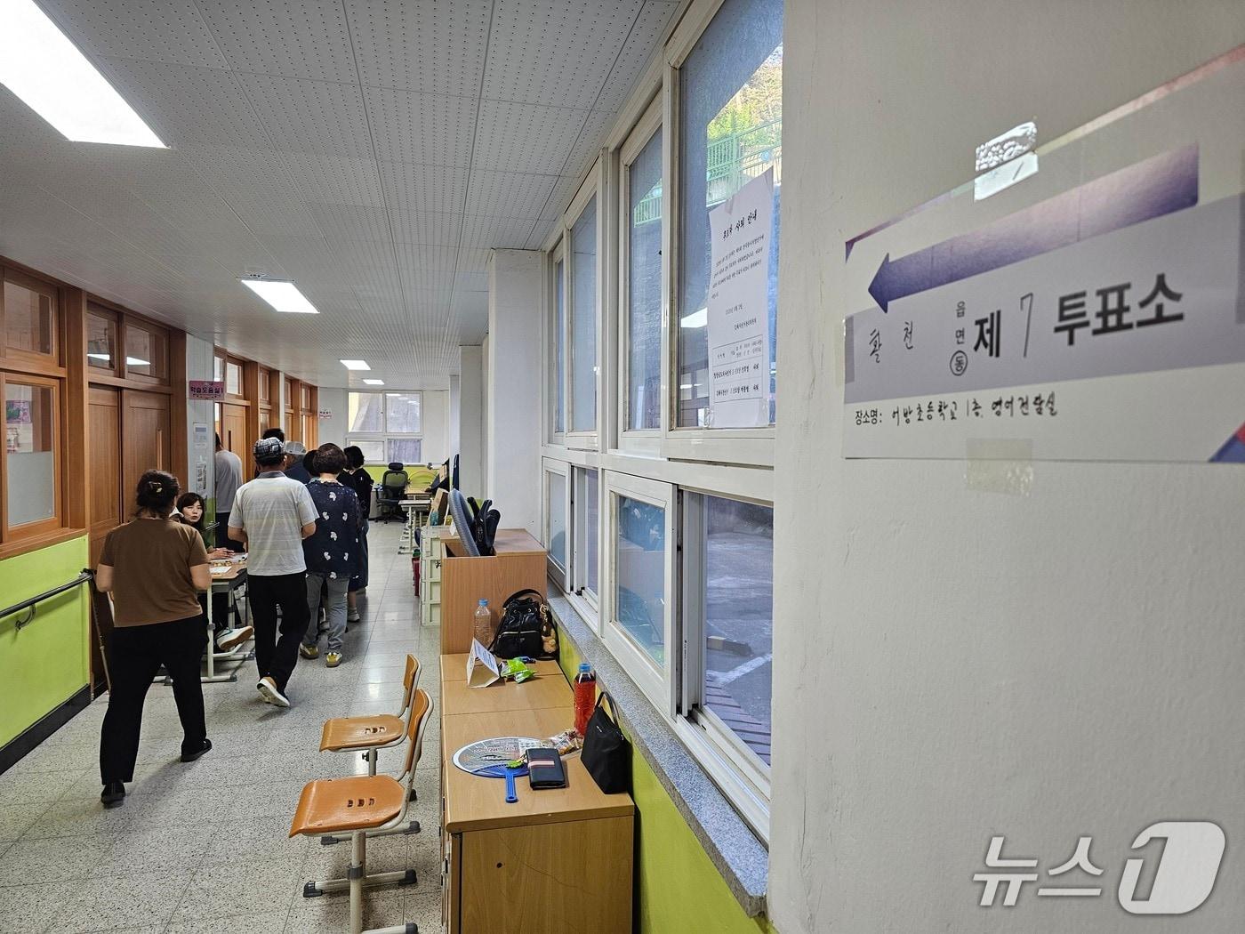 본문 이미지 - 김해시 어방초등학교에 마련된 투표소에서 유권자들이 차례를 기다리고 있다. 2026.6.3 ⓒ 뉴스1 박민석 기자