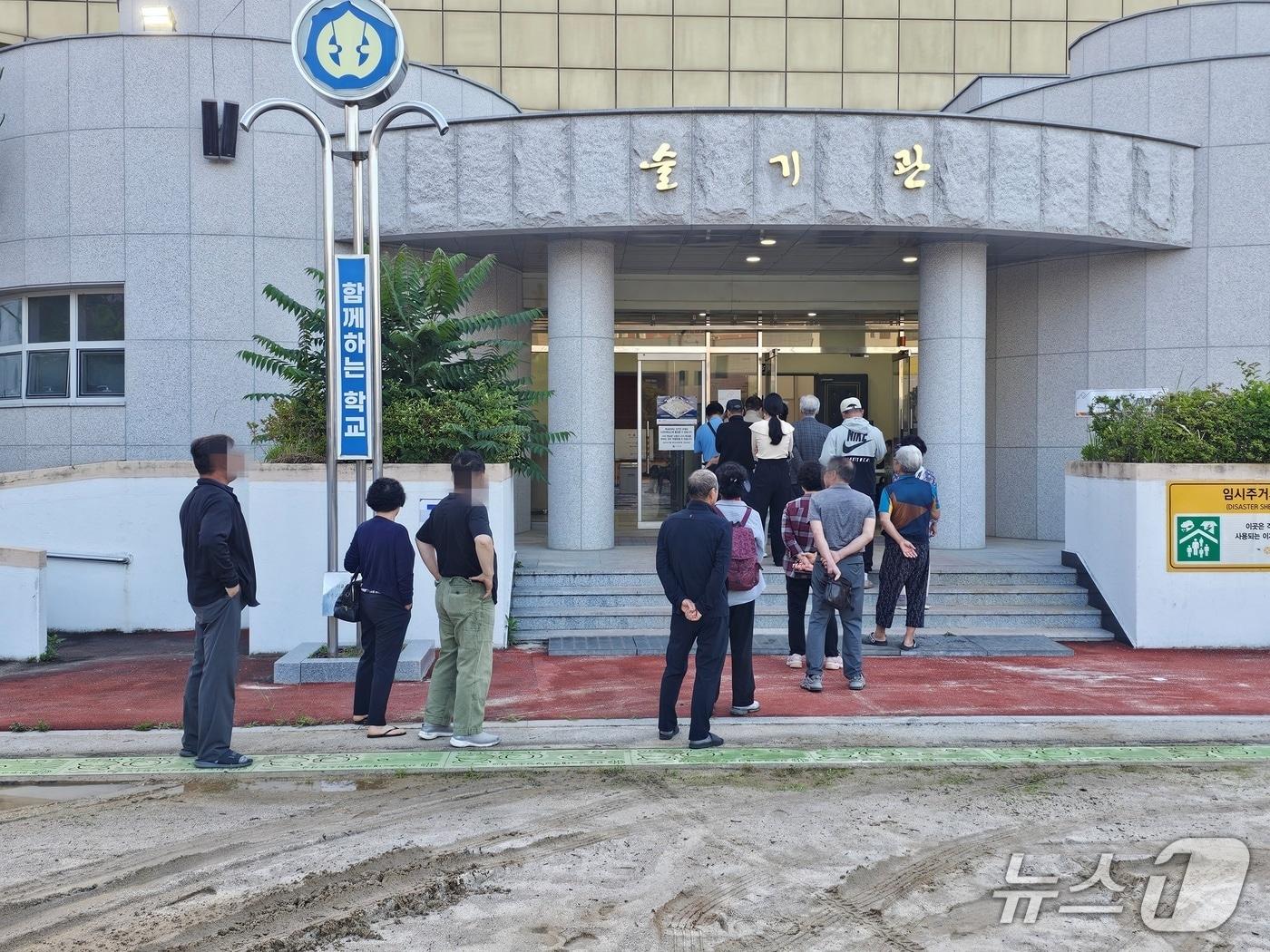 본문 이미지 - 진주시 신안동 제2투표소에 3일 유권자들이 투표를 위해 대기하고 있다. 2026.6.3/뉴스1 한송학기자