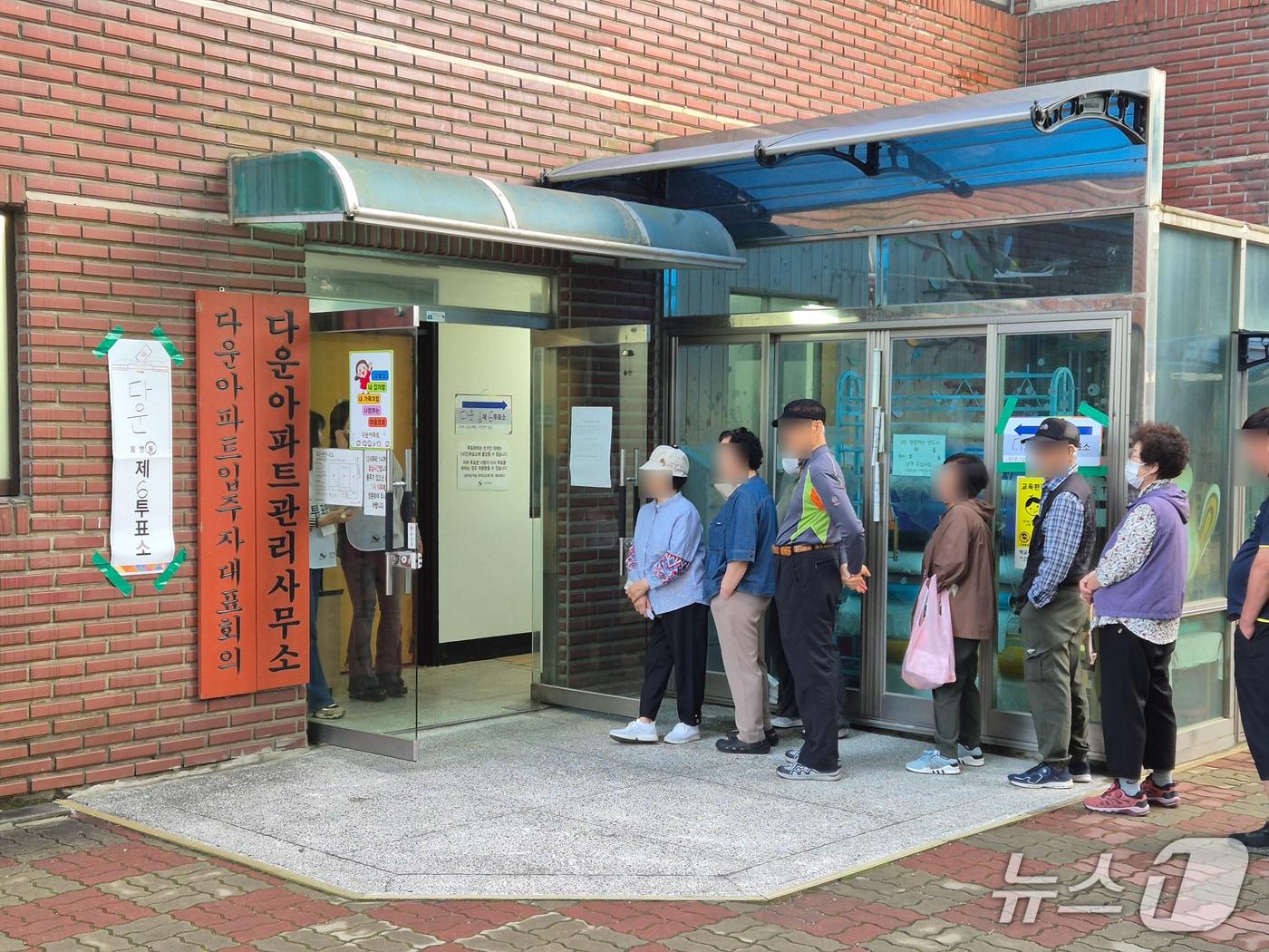 본문 이미지 - 울산 중구 다운동 주민들이 제9회 전국동시지방선거와 국회의원 재·보궐 선거가 열린 3일 오전 5시 30분께 중구 다운동 제6투표소 앞에서 투표하기 위해 기다리고 있다. 2026.6.3 ⓒ 뉴스1 박정현 기자