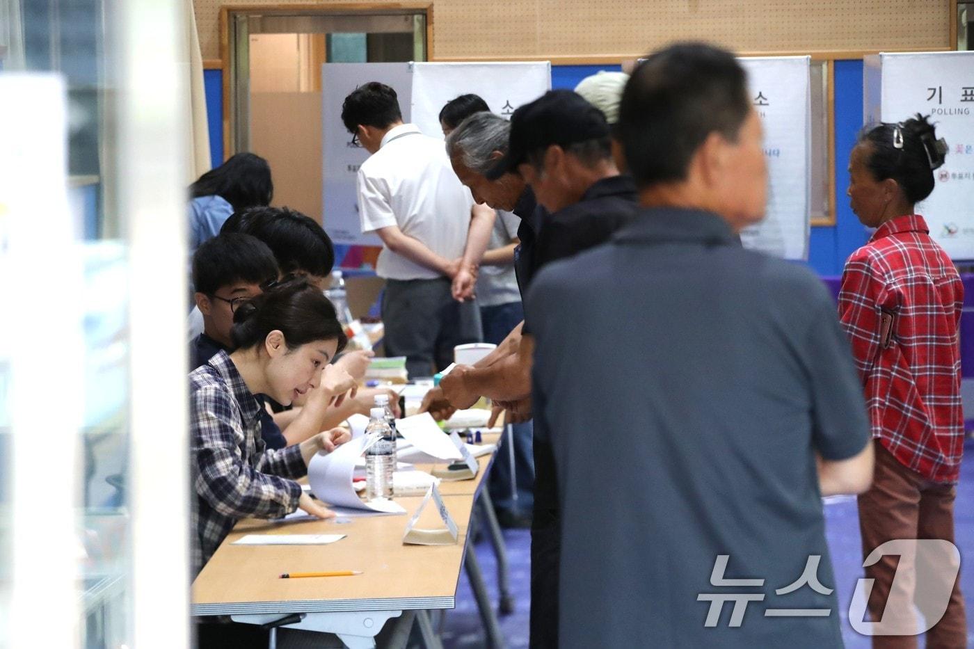 본문 이미지 - 3일 오전 경북 안동시 정하동 강남초등학교에 설치된 강남 제2 투표소에 이른시간 유권자들이 소중한 한표를 행사하고 있다.2026.6.3 ⓒ 뉴스1 신성훈 기자