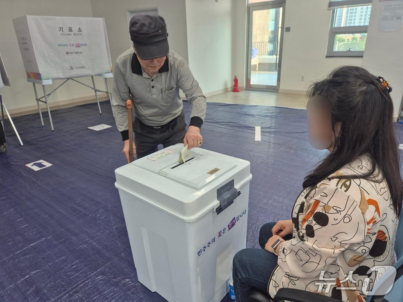 본문 이미지 - 인천 계양구 계양1동 행정복지센터 투표소를 찾은 김 모 씨(83)가 목발을 짚으며 투표권을 행사하고 있다/뉴스1