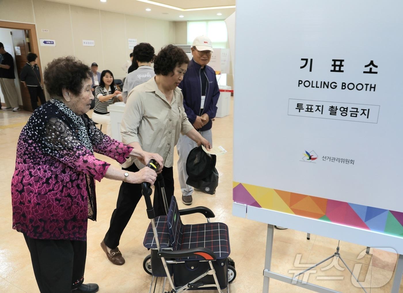 본문 이미지 - 전주지역 고령자 김계순(20년생, 106세) 씨가 3일 전북 전주시 삼천3동 주민센터에 마련된 삼천3동 제1투표소를 찾아 투표를 하고 있다. 2026.6.3 ⓒ 뉴스1 유경석 기자