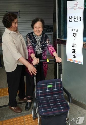본문 이미지 - 전주지역 고령자 김계순(20년생, 106세) 씨가 3일 전북 전주시 삼천3동 주민센터에 마련된 삼천3동 제1투표소를 찾아 투표를 마치고 투표소를 나서고 있다. 2026.6.3 ⓒ 뉴스1 유경석 기자
