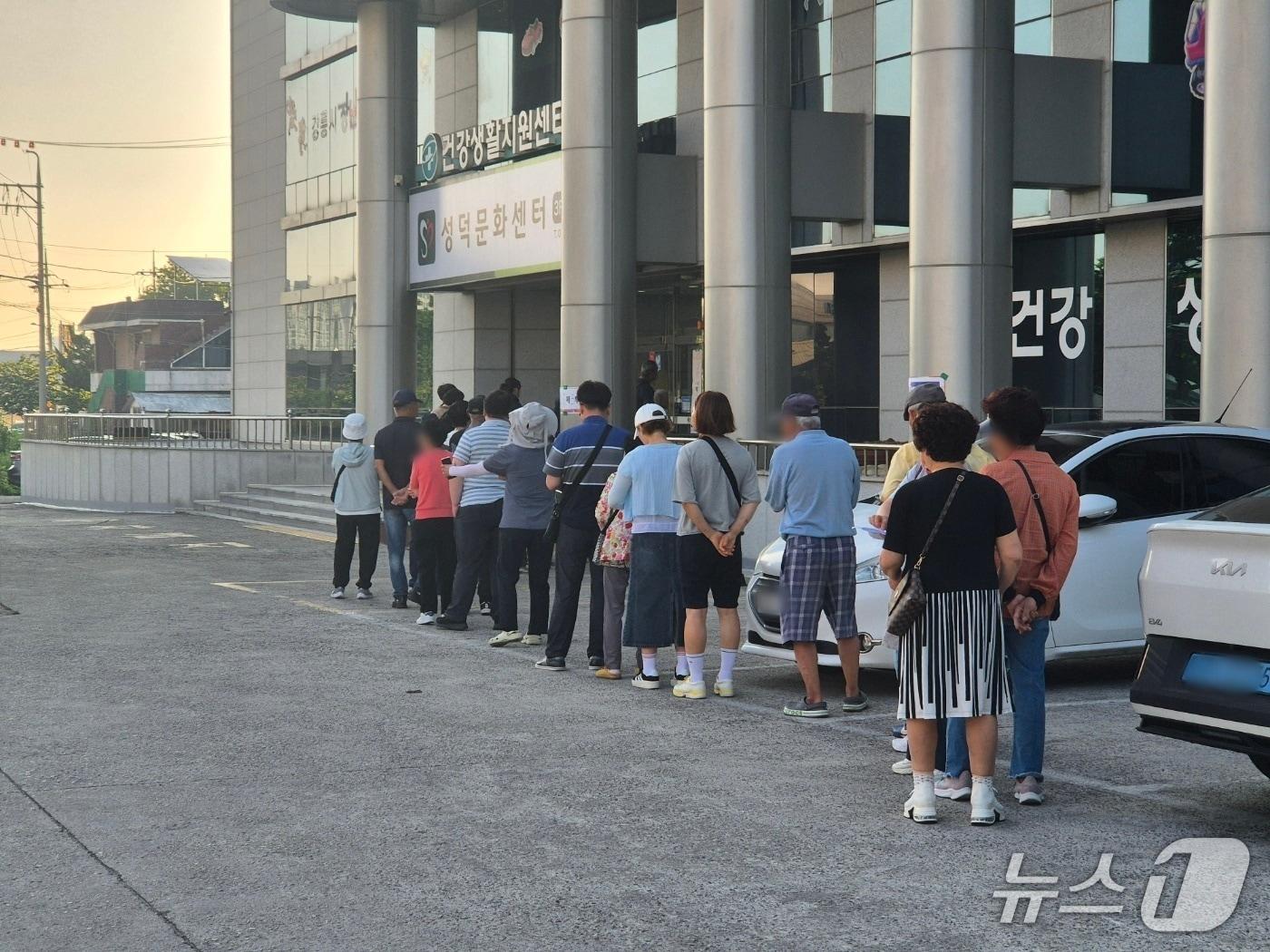 본문 이미지 - 제9회 전국동시지방선거 본투표일인 3일 오전 6시 30분쯤 강원 강릉시 성덕문화센터에 마련된 성덕동 제3투표소. 이른 아침부터 투표소 밖 주차장까지 긴줄이 이어져 있다.2026.6.3/뉴스1 윤왕근 기자