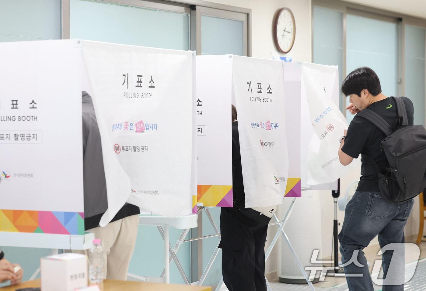 본문 이미지 - 제 9회 전국동시지방선거일인 3일 광주 동구 계림 제3투표소인 그랜드센트럴 아파트 경로당에서 시민들이  한 표를 행사하고 있다. 2026.6.3 ⓒ 뉴스1 박지현 기자
