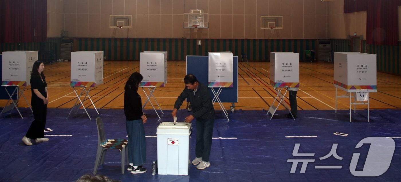 본문 이미지 - 제9회 전국동시지방선거일인 3일 오전 제주도내 한 투표소에서 도민들이 투표를 하고 있다. 2026.6.3 ⓒ 뉴스1 고동명 기자