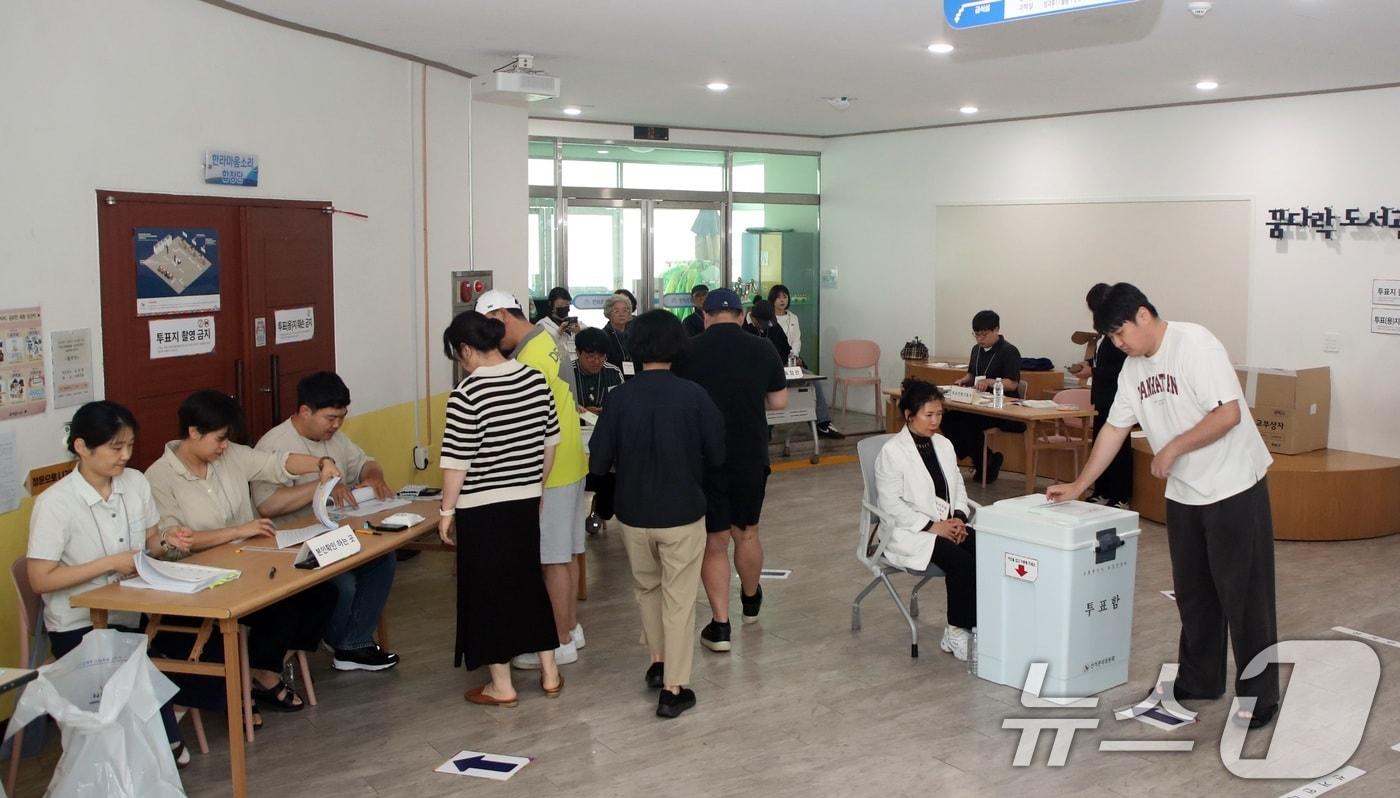 본문 이미지 - 제9회 전국동시지방선거일인 3일 오전 제주도내 한 투표소에서 도민들이 투표를 하고 있다. 2026.6.3 ⓒ 뉴스1 고동명 기자