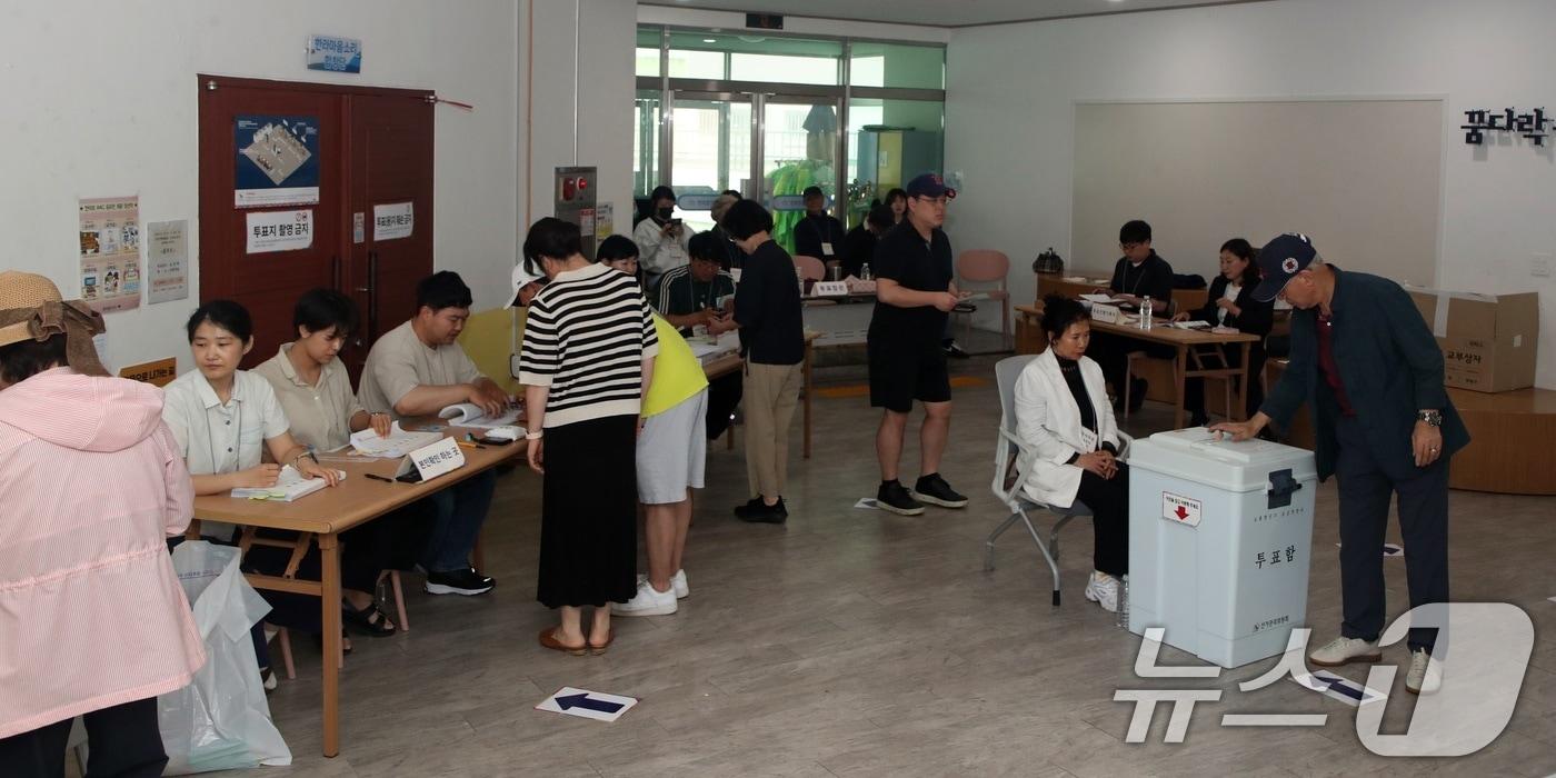 본문 이미지 - 제9회 전국동시지방선거일인 3일 오전 제주도내 한 투표소에서 도민들이 투표를 하고 있다. (사진은 기사 내용과 무관함)2026.6.3 ⓒ 뉴스1 고동명 기자