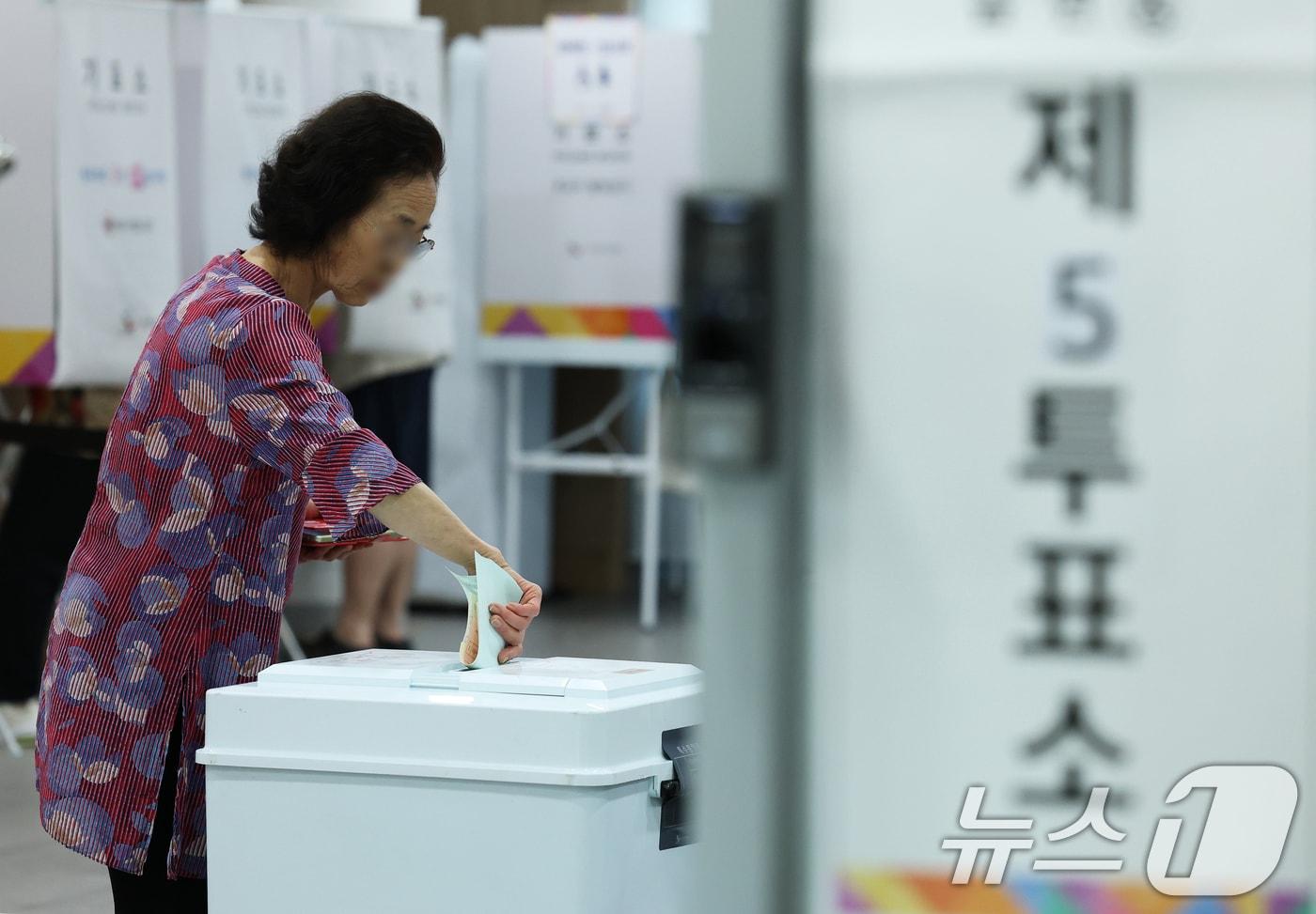 본문 이미지 - 제9회 전국동시지방선거 및 국회의원 재·보궐 선거 시작된 3일 오전 서울 동작구 상도4동주민센터에 마련된 투표소에서 유권자들이 소중한 한 표를 행사하고 있다. 전국 광역단체장 16명, 교육감 16명, 시·군·구 기초단체장 227명, 광역의원 933명, 기초의원 3천35명 등 총 4천227명을 선출하는 이번 선거는 오전 6시부터 오후 6시까지 전국 1만4천288곳의 투표소에서 일제히 실시된다. ⓒ 뉴스1 오대일 기자