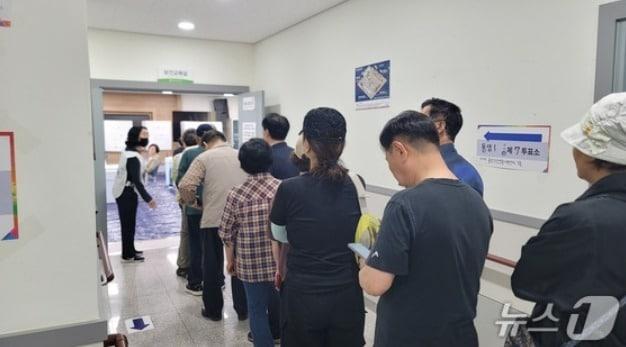 본문 이미지 - 3일 오전 6시 충북 청주시 상당구 용암1동 제7투표소인 용암건강생활지원센터에 유권자들의 발길이 이어지고 있다.2026.6.3./뉴스1
