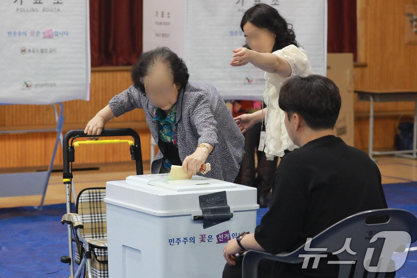본문 이미지 - 6·3 전국동시지방선거일인 3일 충북 청주시 청원구 우암초등학교 강당에서 유권자들이 소중한 한 표를 행사하고 있다. 2026.6.3/뉴스1