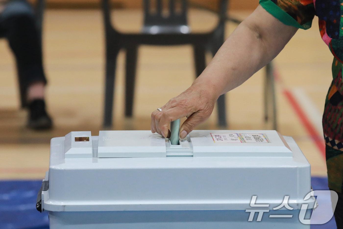 본문 이미지 - 6·3 전국동시지방선거일인 3일 충북 청주시 청원구 우암초등학교 강당에서 유권자들이 소중한 한 표를 행사하고 있다. 2026.6.3 ⓒ 뉴스1 