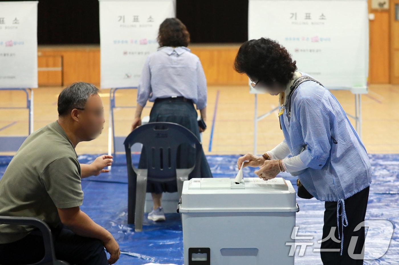 본문 이미지 - 6·3 전국동시지방선거일인 3일 충북 청주시 청원구 우암초등학교 강당에서 유권자들이 소중한 한 표를 행사하고 있다. 2026.6.3./뉴스1