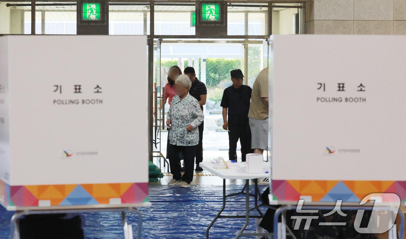 본문 이미지 - 6·3 전국동시지방선거일인 3일 충북 청주시 청원구 우암초등학교 강당에서 유권자들이 소중한 한 표를 행사하고 있다. 2026.6.3 ⓒ 뉴스1 김용빈 기자