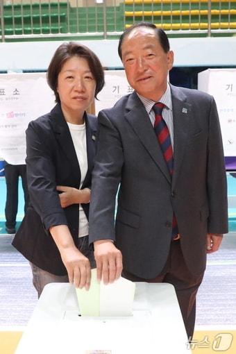본문 이미지 - 이병선 국민의힘 강원 속초시장 후보가 제9회 전국동시지방선거 본투표일 3일 오전 설악중학교에 마련된 교동제2투표소에서 배우자 신동희 씨와 함께 한 표를 행사하고 있다.(이병선 후보 캠프 제공, 재판매 및 DB 금지) 2026.6.3/뉴스1