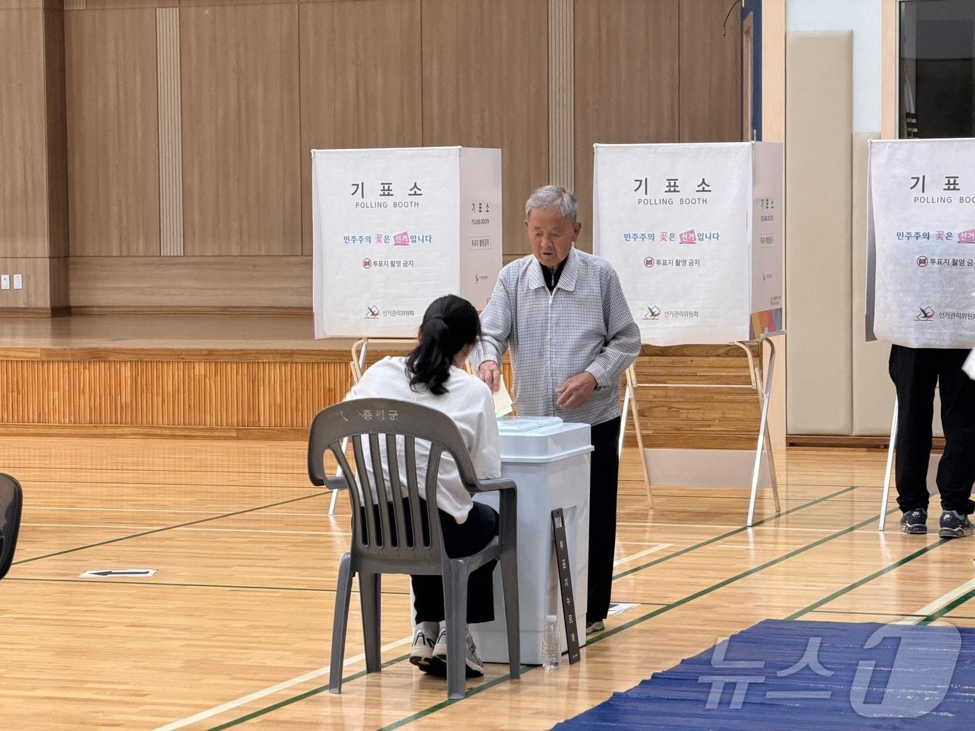 본문 이미지 - 6·3 전국동시지방선거일인 3일 충북 증평군 증평생활체육관에서 한 유권자가 소중한 한 표를 행사하고 있다. 2026.6.3. /뉴스1