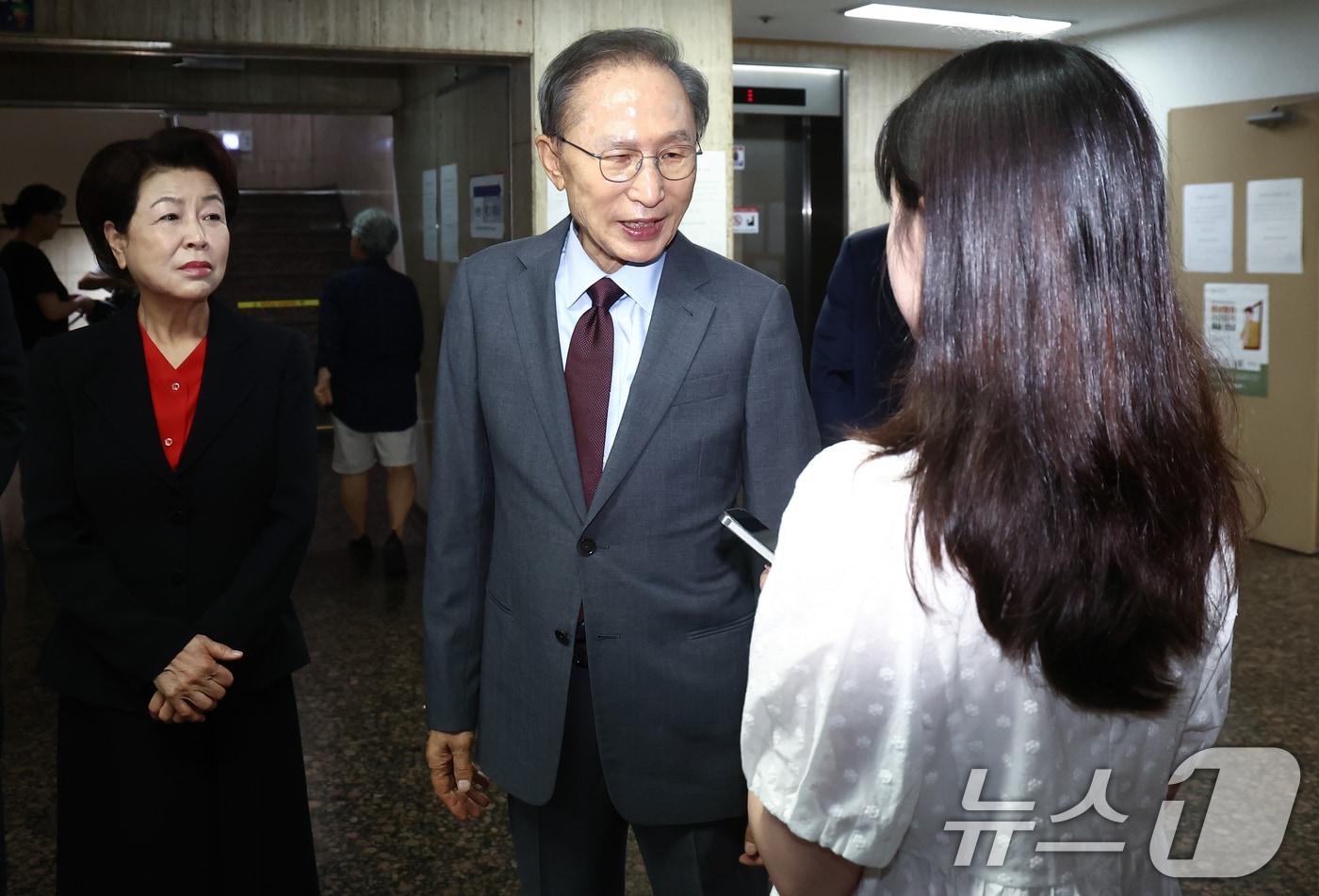 본문 이미지 - 이명박 전 대통령이 3일 오전 서울 강남구 국민연금공단 서울남부지역본부에 마련된 제9회 전국동시지방선거 투표소에서 투표를 마치고 취재진 질의에 답변하고 있다. 왼쪽은 부인 김윤옥 여사. 2026.6.3 ⓒ 뉴스1 김민지 기자
