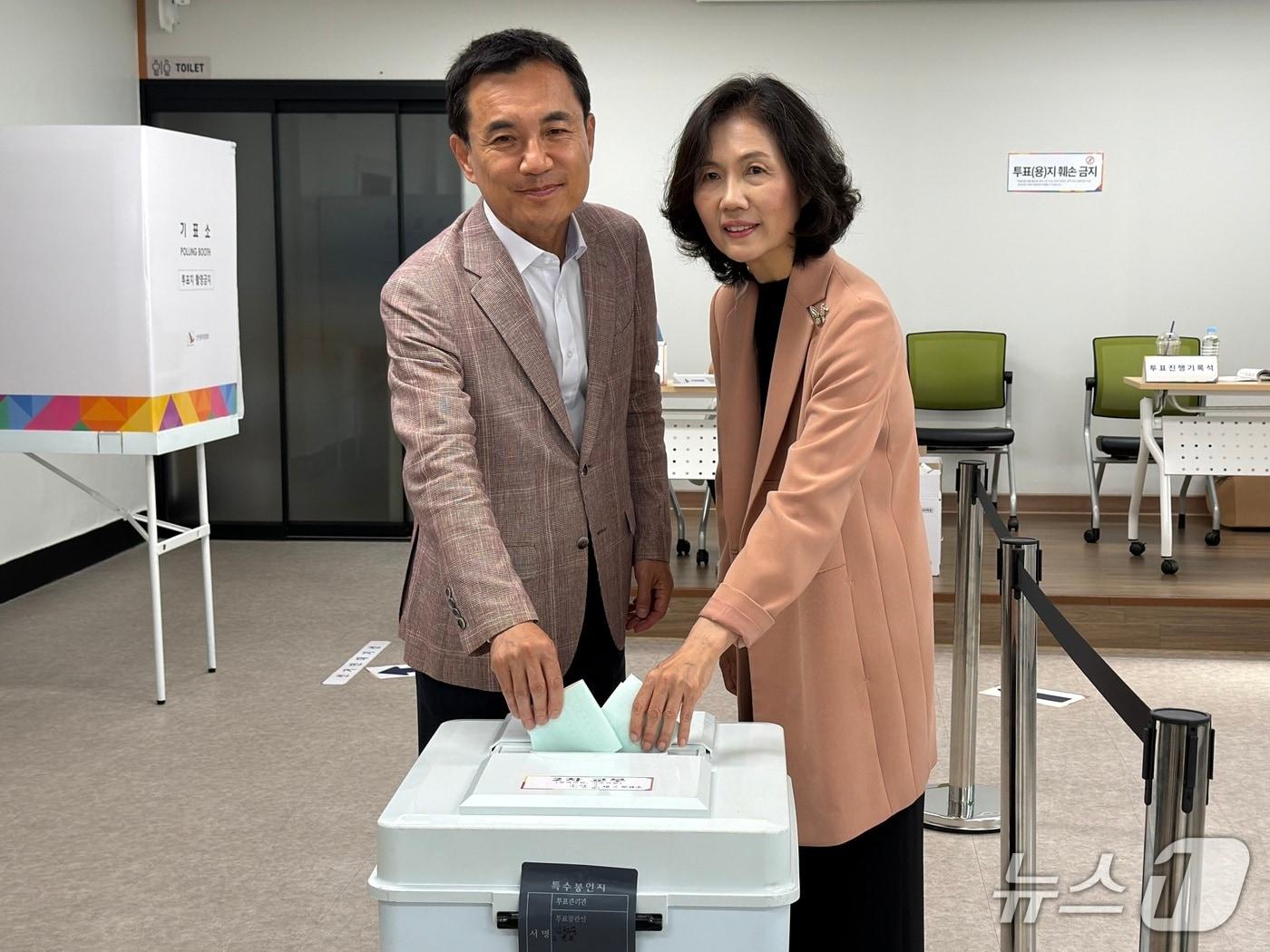본문 이미지 - 김진태 국민의힘 강원도지사 후보가 3일 오전 춘천 자원봉사센터에 마련된 투표소를 찾아 배우자 원현순 씨와 한 표를 행사하고 있다.2026.6.3 한귀섭 기자