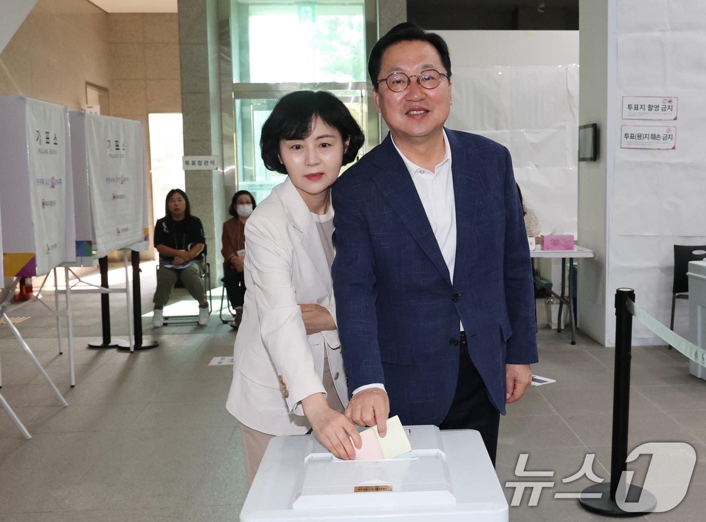 본문 이미지 - 이장우 국민의힘 대전시장 후보 내외가 3일 대전 동구 중앙동 제2투표소에서 투표하고 있다. 2026.6.3 ⓒ 뉴스1 김기태 기자