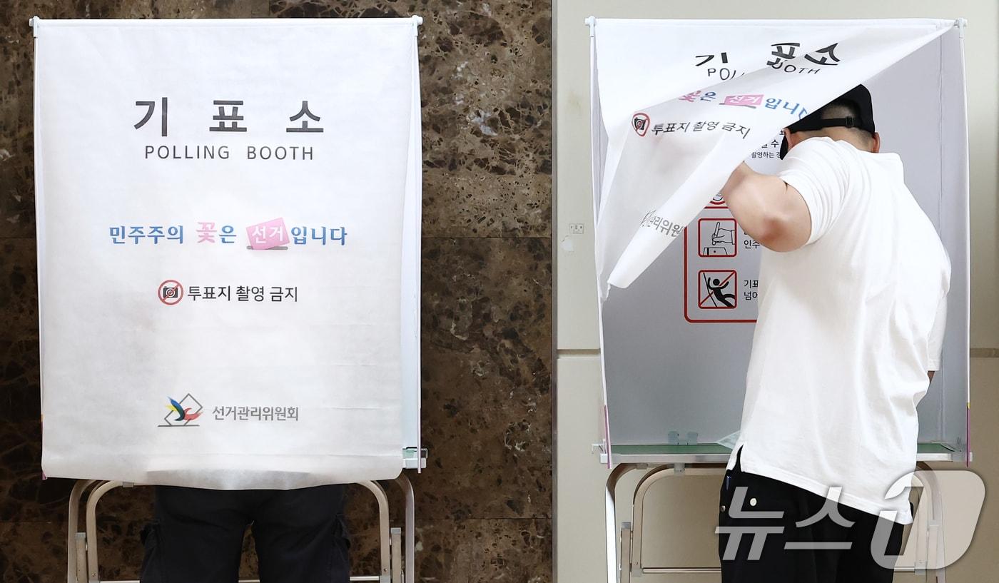 본문 이미지 - 제9회 전국동시지방선거일인 3일 오전 서울 강남구 국민연금공단 서울남부지역본부에 투표소에서 시민들이 투표를 하고 있다. 2026.6.3 ⓒ 뉴스1 김민지 기자