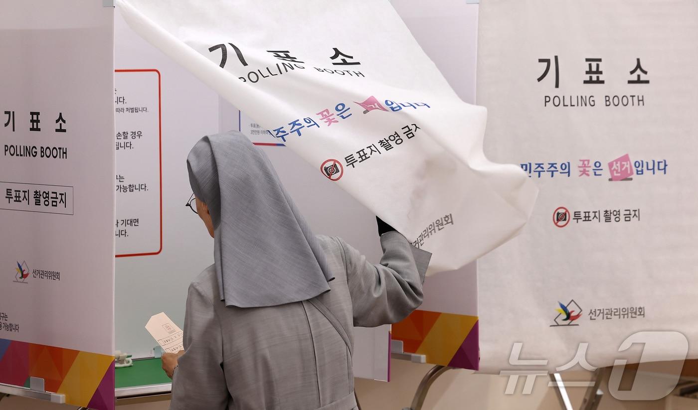 본문 이미지 - 제9회 전국동시지방선거일인 3일 오전 서울 중구 명동주민센터에 마련된 투표소에서 수녀님들이 기표소로 향하고 있다. 전국 광역단체장 16명, 교육감 16명, 시·군·구 기초단체장 227명, 광역의원 933명, 기초의원 3천35명 등 총 4천227명을 선출하는 이번 선거는 오전 6시부터 오후 6시까지 전국 1만4천288곳의 투표소에서 일제히 실시된다. 2026.6.3 ⓒ 뉴스1 김성진 기자