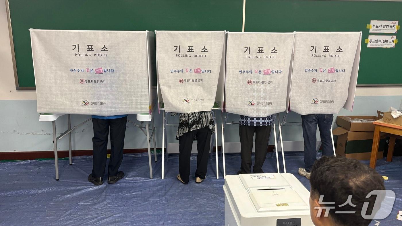 본문 이미지 - 창원 안남초등학교에 마련된 투표소에서 유권자들이 투표하고 있다. 2026.6.3 ⓒ 뉴스1 강정태 기자