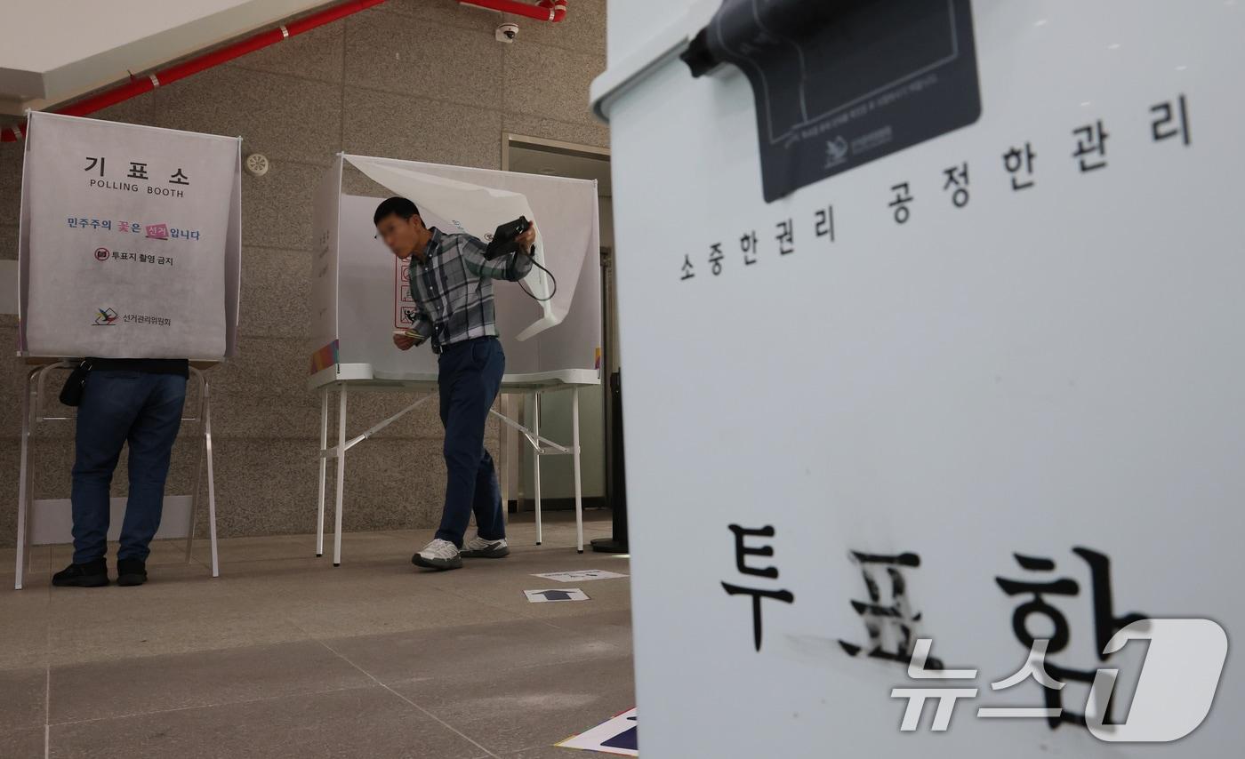 본문 이미지 - 제9회 전국동시지방선거날인 3일 대전 동구 중앙동 제2투표소에서 시민들이 투표하고 있다. 2026.6.3 ⓒ 뉴스1 김기태 기자