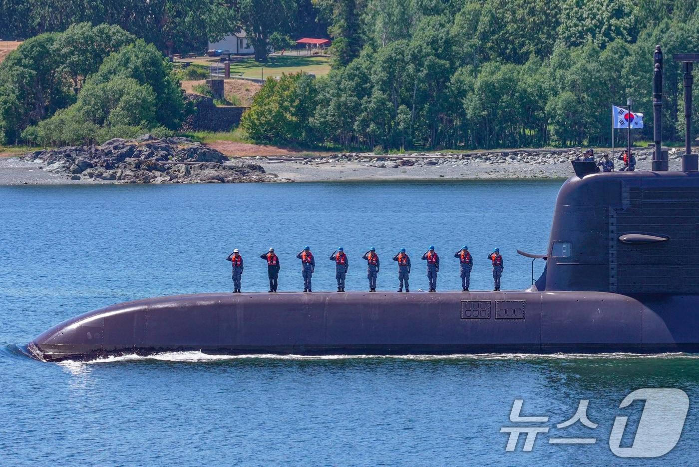 본문 이미지 - 해군의 3000톤급 잠수함 도산안창호함(SS-III)이 2일(현지시간) 한국-캐나다 연합협력훈련에 참가하기 위해 캐나다 서부 빅토리아에 있는 에스퀴몰트 기지에서 출항하고 있다.(해군 제공. 재판매 및 DB금지) 2026.6.3 ⓒ 뉴스1