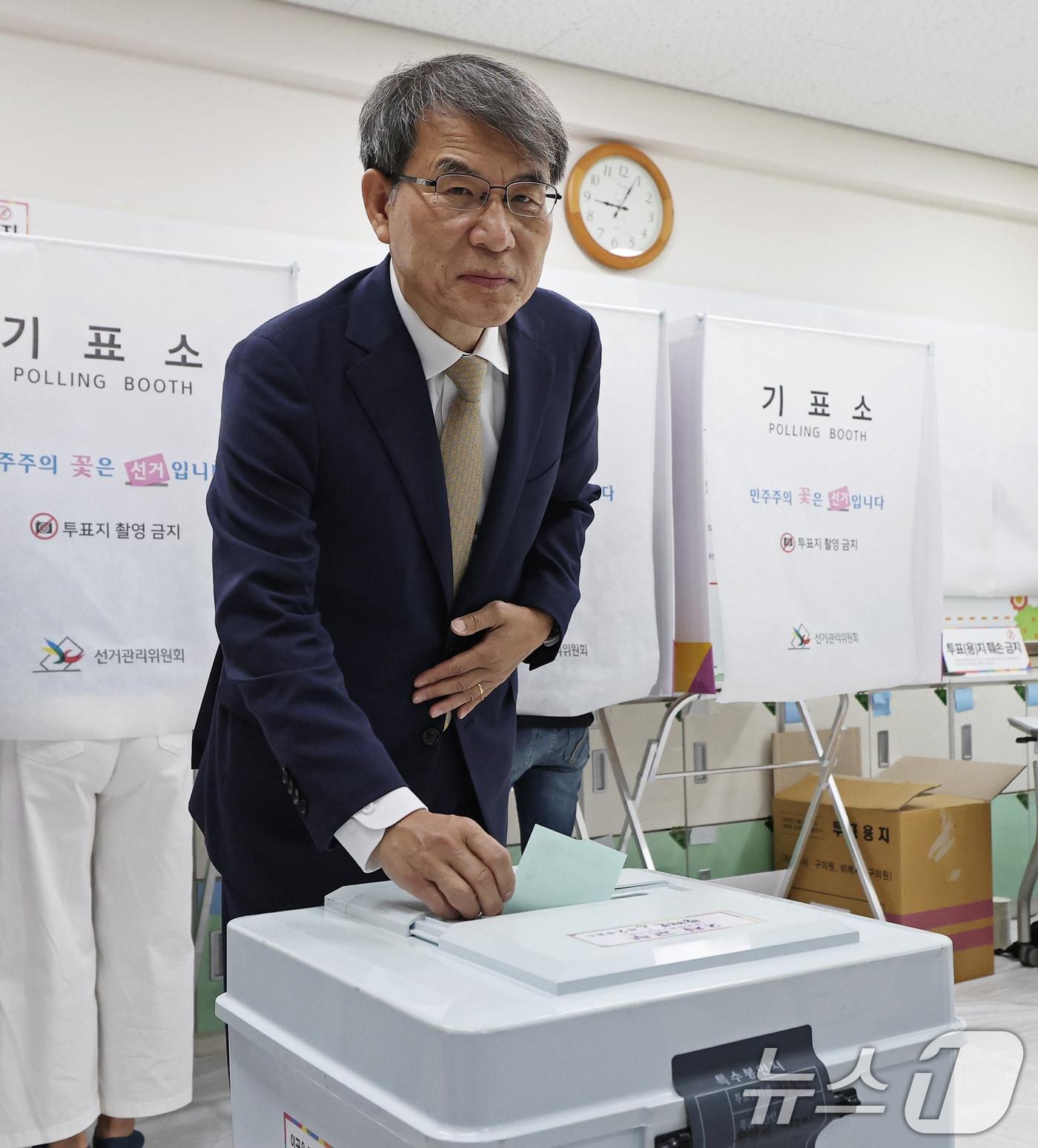 본문 이미지 - 노태악 중앙선거관리위원장이 제9회 전국동시지방선거 및 국회의원 재·보궐 선거일인 3일 오전 서울 서초구 서래초등학교에 마련된 투표소에서 한 표를 행사하고 있다. 2026.6.3 ⓒ 뉴스1 오대일 기자