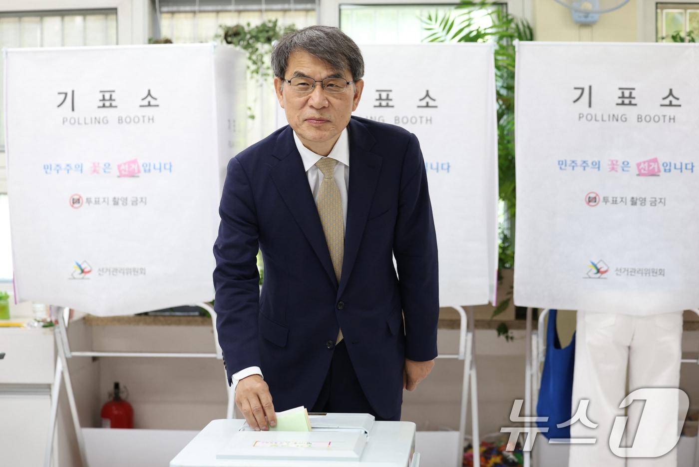 본문 이미지 - 노태악 중앙선거관리위원장이 제9회 전국동시지방선거 및 국회의원 재·보궐 선거 시작된 3일 오전 서울 서초구 서래초등학교에 마련된 투표소에서 한 표를 행사하고 있다. 2026.6.3 ⓒ 뉴스1 오대일 기자