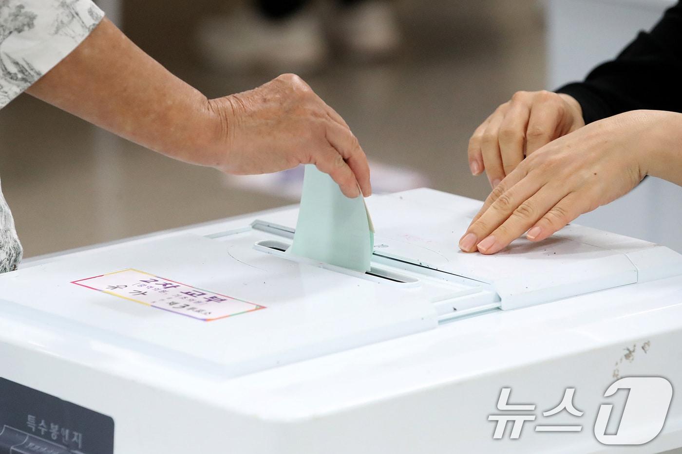 본문 이미지 - 제9회 전국동시지방선거일인 3일 오전 대구 달성군 비슬초등학교에 마련된 유가읍 제3투표소를 찾은 유권자들이 투표하고 있다. (사진은 기사 내용과 무관함) 2026.6.3 ⓒ 뉴스1 공정식 기자