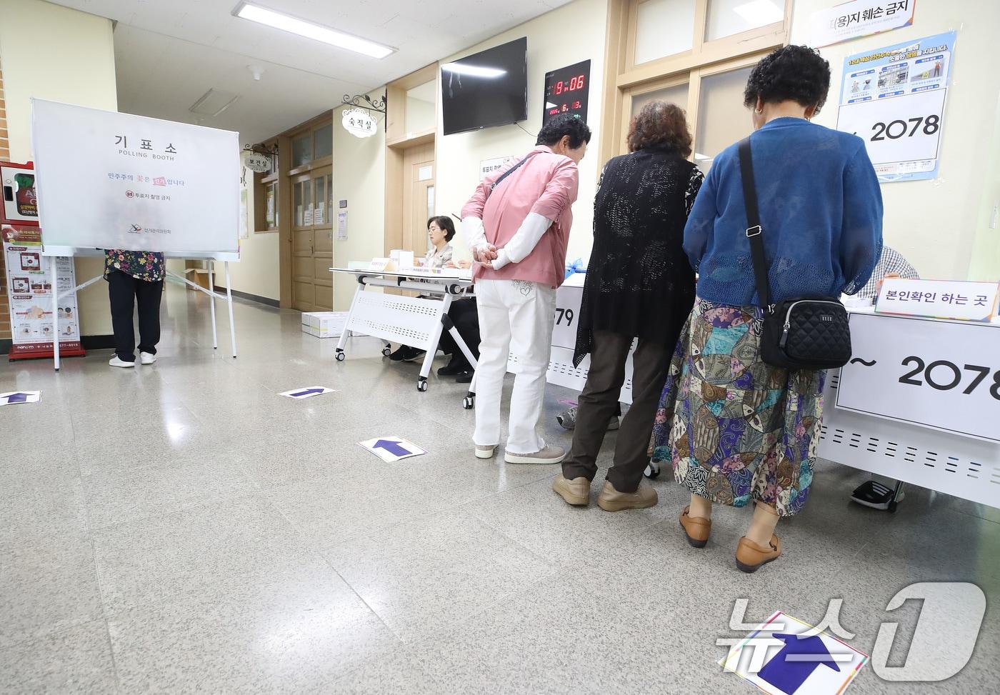 본문 이미지 - 제9회 전국동시지방선거일인 3일 오전 대구 달성군 비슬초등학교에 마련된 유가읍 제3투표소를 찾은 유권자들이 투표하고 있다. 2026.6.3 ⓒ 뉴스1 공정식 기자