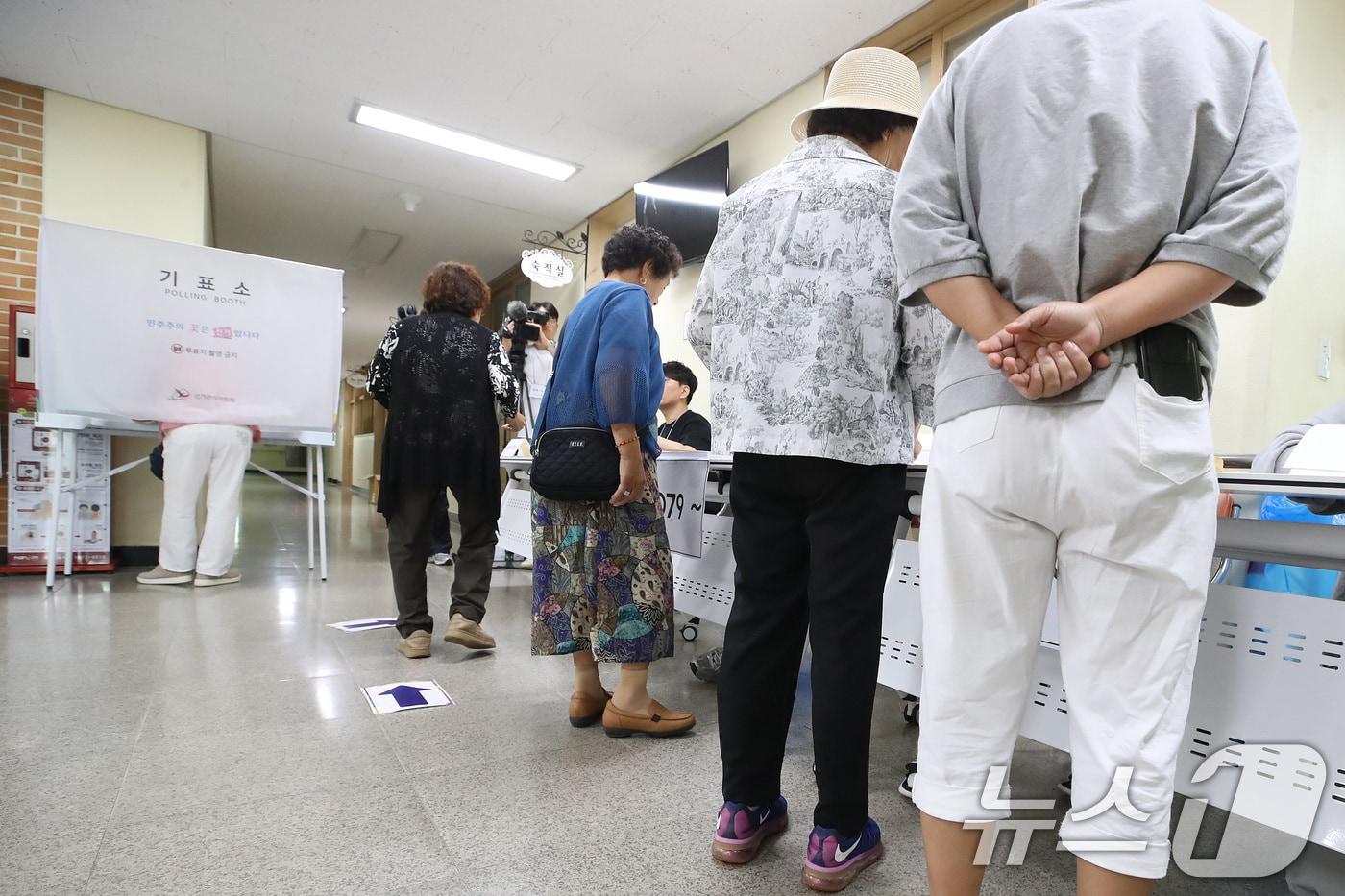 본문 이미지 - 제9회 전국동시지방선거일인 3일 오전 대구 달성군 비슬초등학교에 마련된 유가읍 제3투표소를 찾은 유권자들이 투표하고 있다. 2026.6.3 ⓒ 뉴스1 공정식 기자