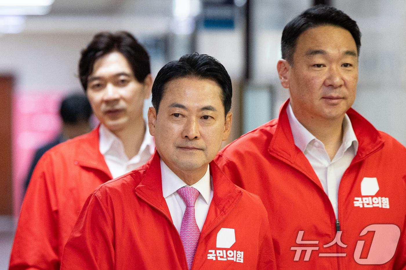 본문 이미지 - 장동혁 국민의힘 대표를 비롯한 지도부가 제9회 전국동시지방선거 및 국회의원 재보궐 선거일인 3일 서울 여의도 국회에서 열린 중앙선거대책위원회의에 참석하고 있다. 2026.6.3 ⓒ 뉴스1 유승관 기자