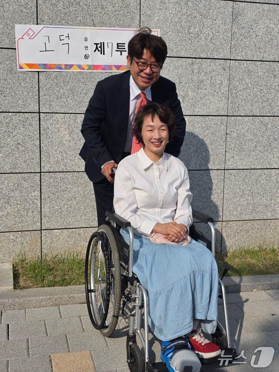 본문 이미지 - 유의동 국민의힘 경기 평택을 국회의원 재선거 후보가 3일 배우자와 함께 평택시 고덕동제7투표소인 해창중학교에서 한 표를 행사하고 기념촬영을 하고 있다. 2026.6.3/뉴스1