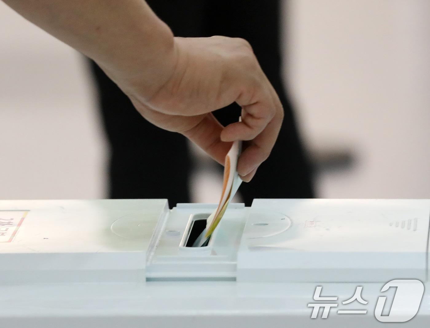 본문 이미지 - 제9회 전국동시지방선거 및 국회의원 재·보궐선거일인 3일 부산 부산진구청에 마련된 부암제1동제4투표소에서 유권자가 투표를 하고 있다. 2026.6.3 ⓒ 뉴스1 윤일지 기자