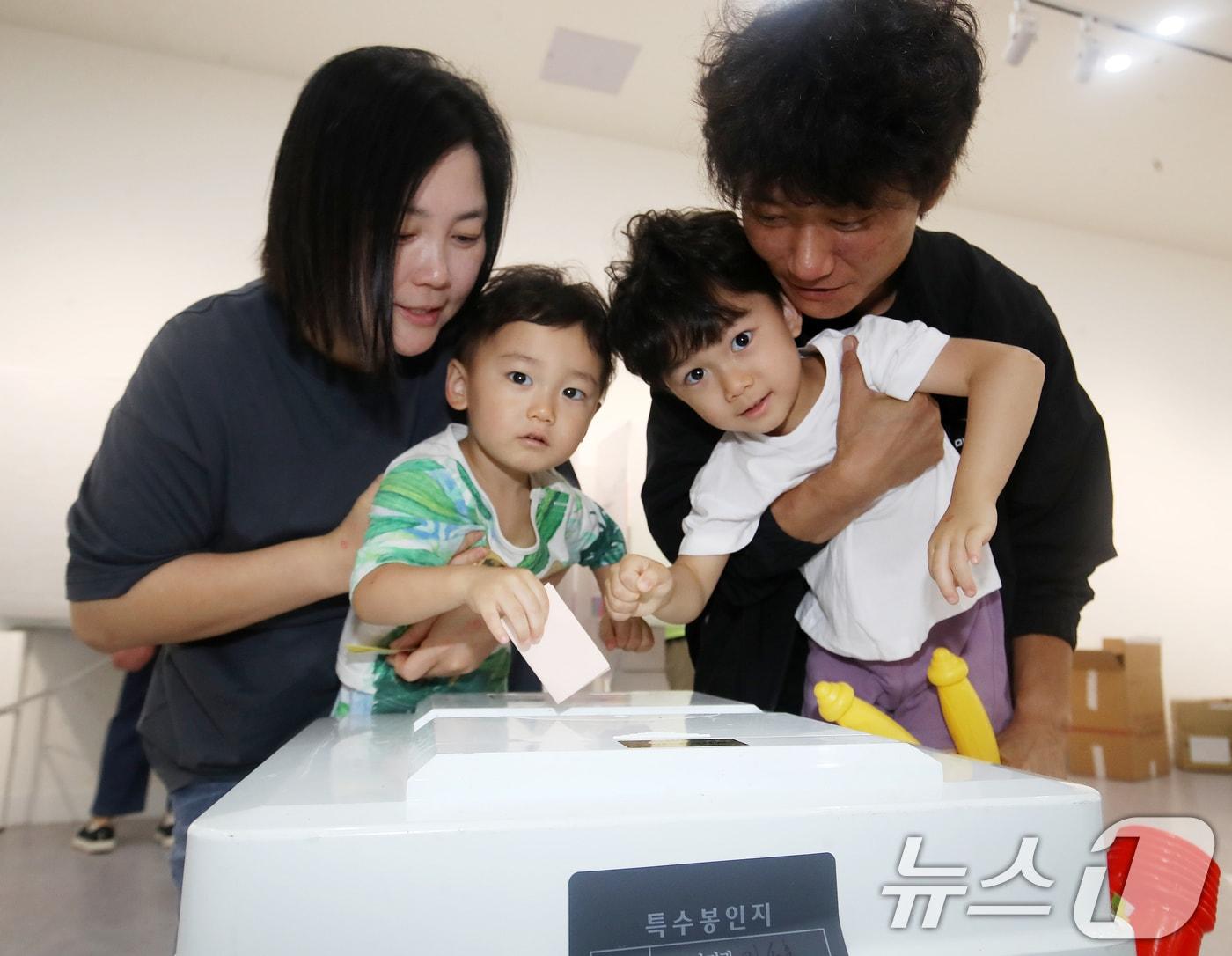 본문 이미지 - 제9회 전국동시지방선거 및 국회의원 재·보궐선거일인 3일 부산 부산진구청에 마련된 부암제1동제4투표소에서 유권자들이 아이들과 함께 투표를 하고 있다. 2026.6.3 ⓒ 뉴스1 윤일지 기자