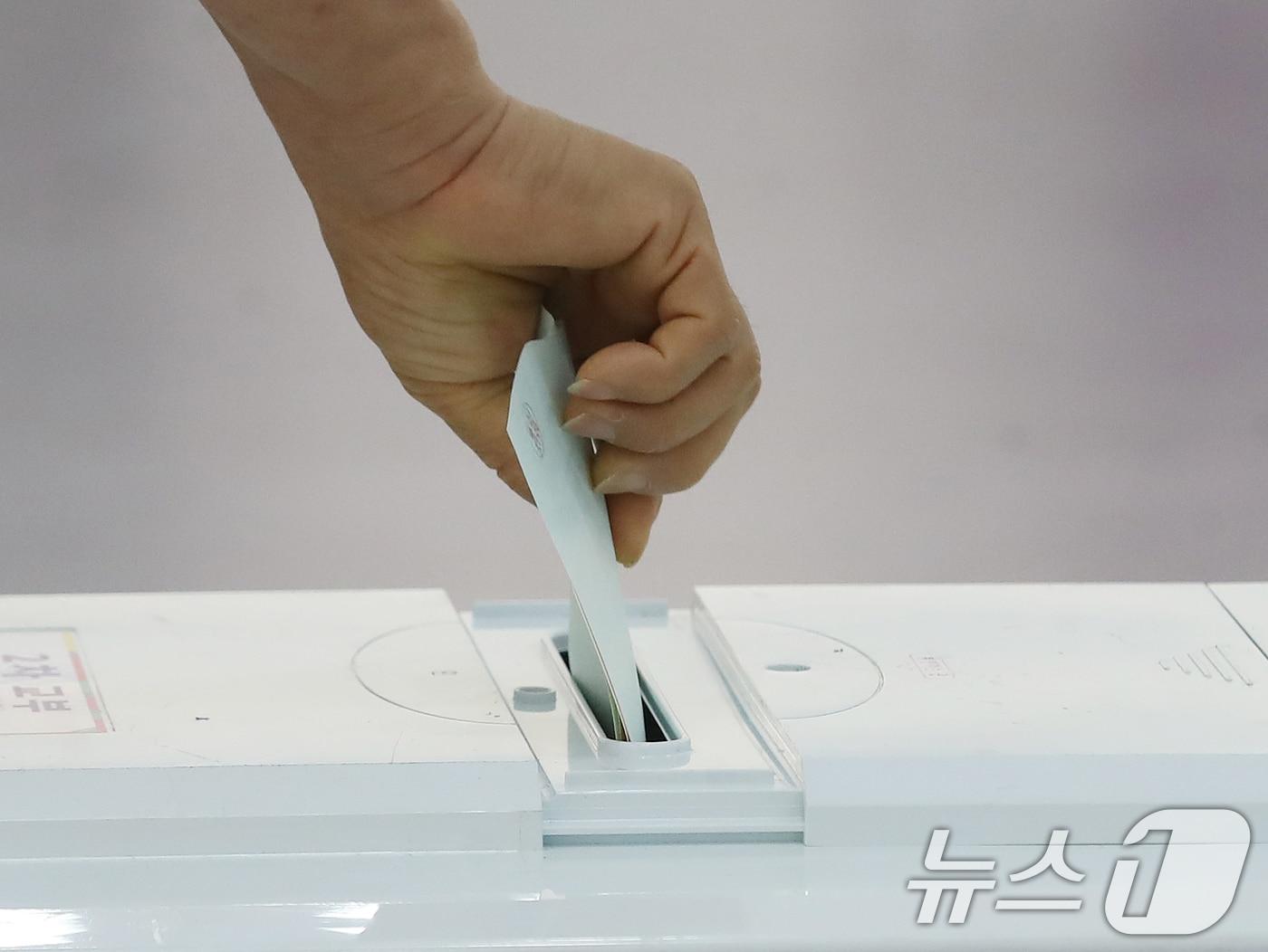 본문 이미지 - 제9회 전국동시지방선거 및 국회의원 재·보궐선거일인 3일 부산 부산진구청에 마련된 부암제1동제4투표소에서 유권자들이 투표를 하고 있다. 2026.6.3 ⓒ 뉴스1 윤일지 기자