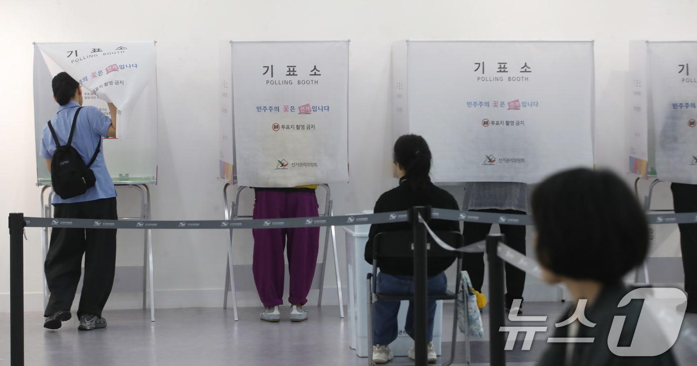 본문 이미지 - 제9회 전국동시지방선거 및 국회의원 재·보궐선거일인 3일 부산 부산진구청에 마련된 부암제1동제4투표소에서 유권자가 투표를 하고 있다. 2026.6.3 ⓒ 뉴스1 윤일지 기자