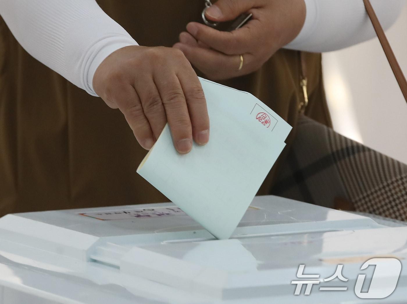 본문 이미지 - 제9회 전국동시지방선거 및 국회의원 재·보궐선거일인 3일 부산 부산진구청에 마련된 부암제1동제4투표소에서 유권자들이 투표를 하고 있다. 2026.6.3 ⓒ 뉴스1 윤일지 기자