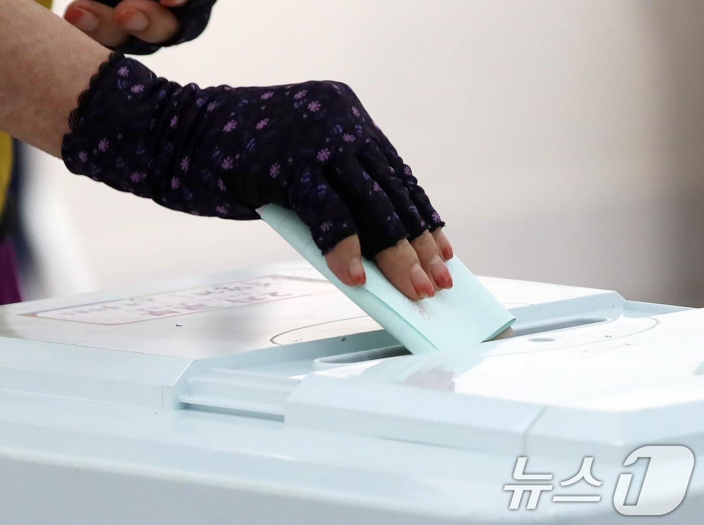 본문 이미지 - 제9회 전국동시지방선거 및 국회의원 재·보궐선거일인 3일 부산 부산진구청에 마련된 부암제1동제4투표소에서 유권자들이 투표를 하고 있다. 2026.6.3 ⓒ 뉴스1 윤일지 기자