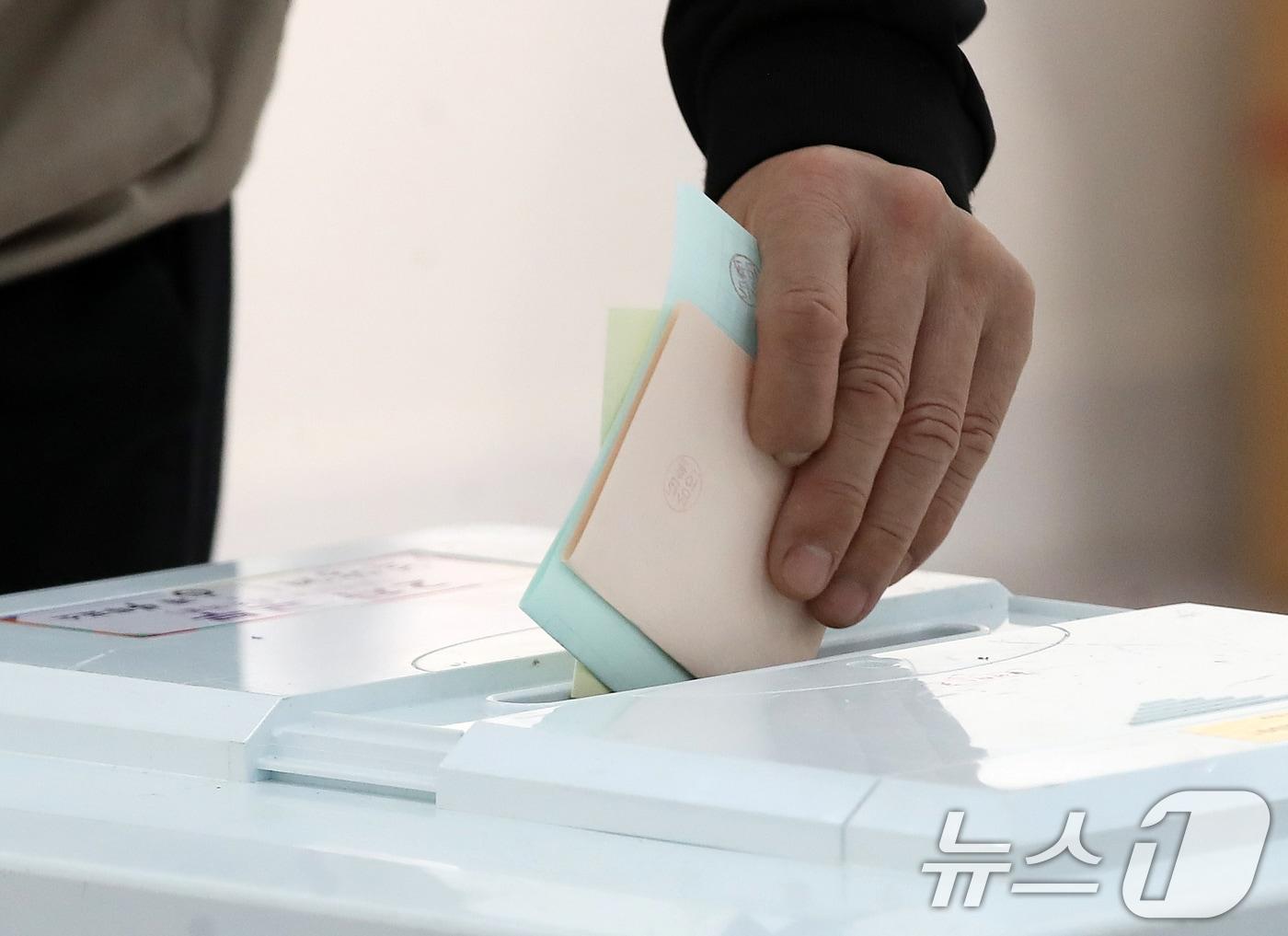 본문 이미지 - 제9회 전국동시지방선거 및 국회의원 재·보궐선거일인 3일 부산 부산진구청에 마련된 부암제1동제4투표소에서 유권자들이 투표를 하고 있다. 2026.6.3 ⓒ 뉴스1 윤일지 기자