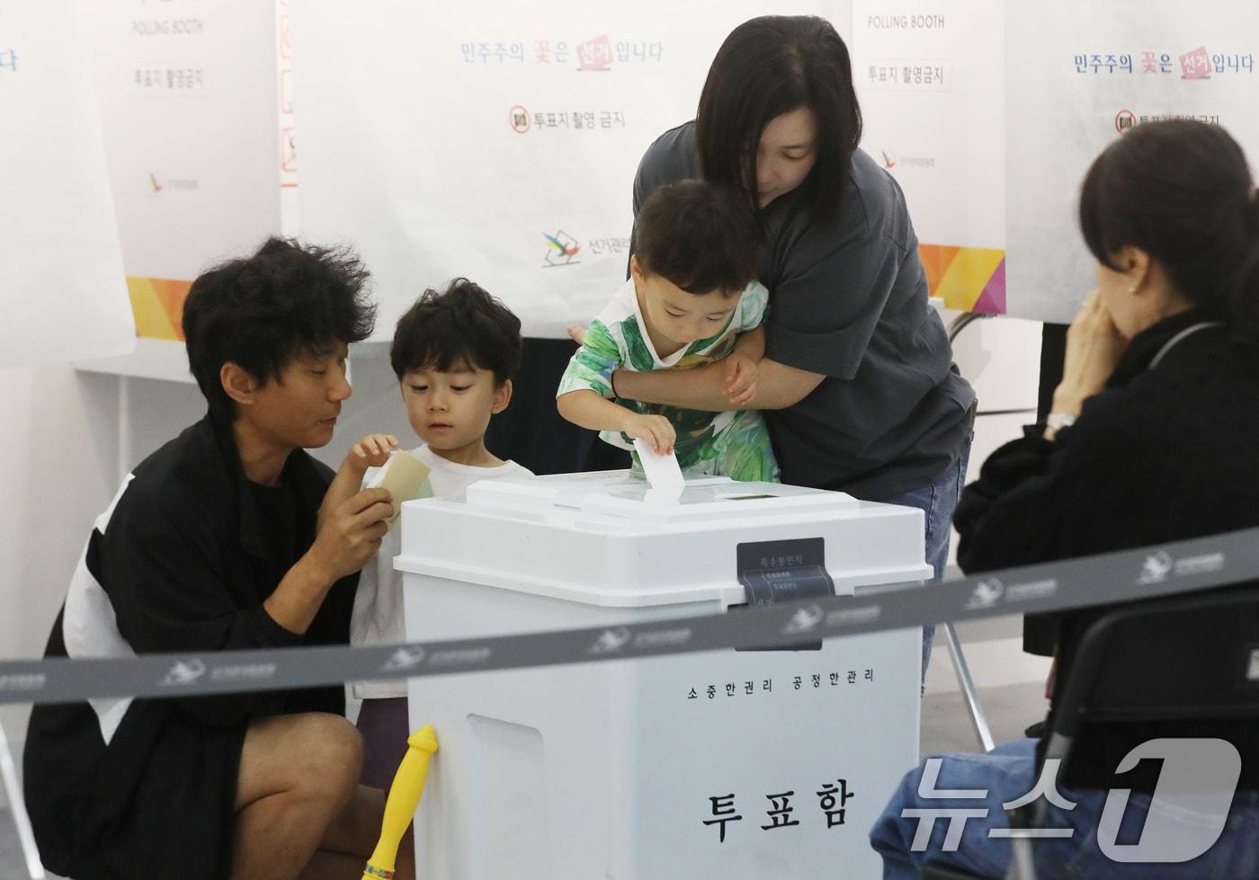 본문 이미지 - 제9회 전국동시지방선거 및 국회의원 재·보궐선거일인 3일 부산 부산진구청에 마련된 부암제1동제4투표소에서 유권자들이 아이들과 함께 투표를 하고 있다. 2026.6.3 ⓒ 뉴스1 윤일지 기자