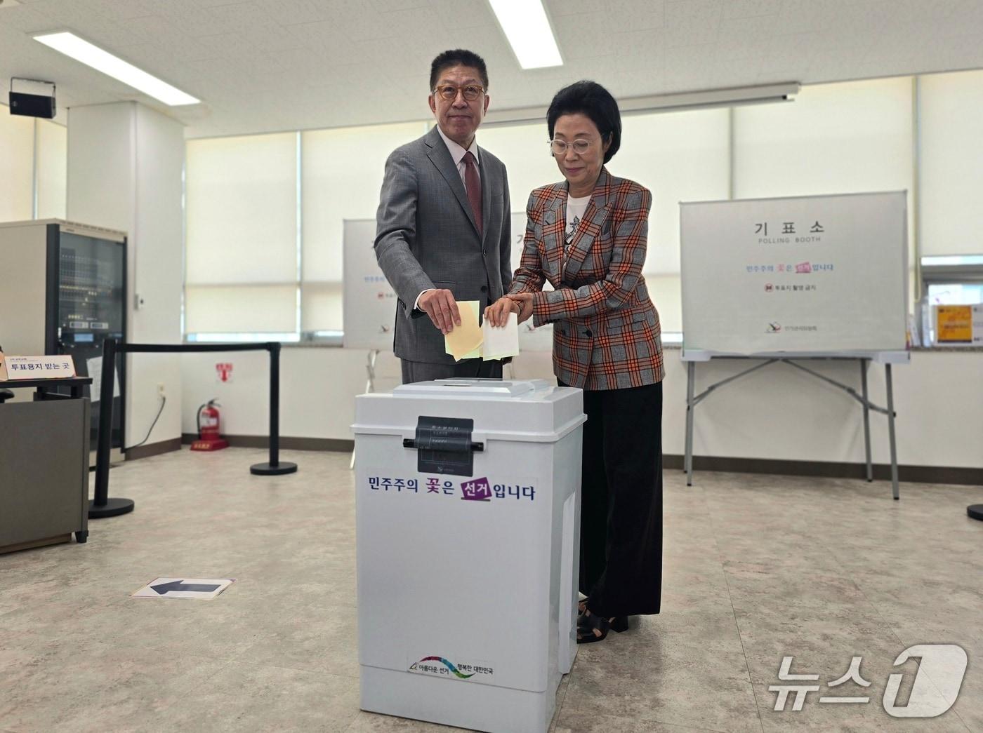 본문 이미지 - 박형준 부산시장 후보가 6·3 지방선거 본투표일인 3일 오전 9시 35분 부산 해운대구 중2동행정복지센터에 투표를 하고 있다.2026.6.3 ⓒ 뉴스1 이주현 기자
