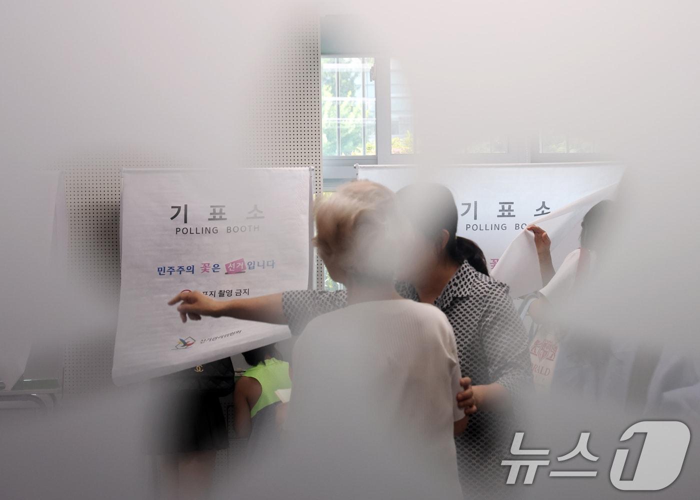 본문 이미지 - 제9회 전국동시지방선거일인 3일 오전 서울 강남구 압구정초등학교에 마련된 압구정동 제3 투표소에서 시민들이 투표를 하기위해 줄서서 기다리고 있다. 전국 광역단체장 16명, 교육감 16명, 시·군·구 기초단체장 227명, 광역의원 933명, 기초의원 3천35명 등 총 4천227명을 선출하는 이번 선거는 오전 6시부터 오후 6시까지 전국 1만4천288곳의 투표소에서 일제히 실시된다. 2026.6.3 ⓒ 뉴스1 김명섭 기자