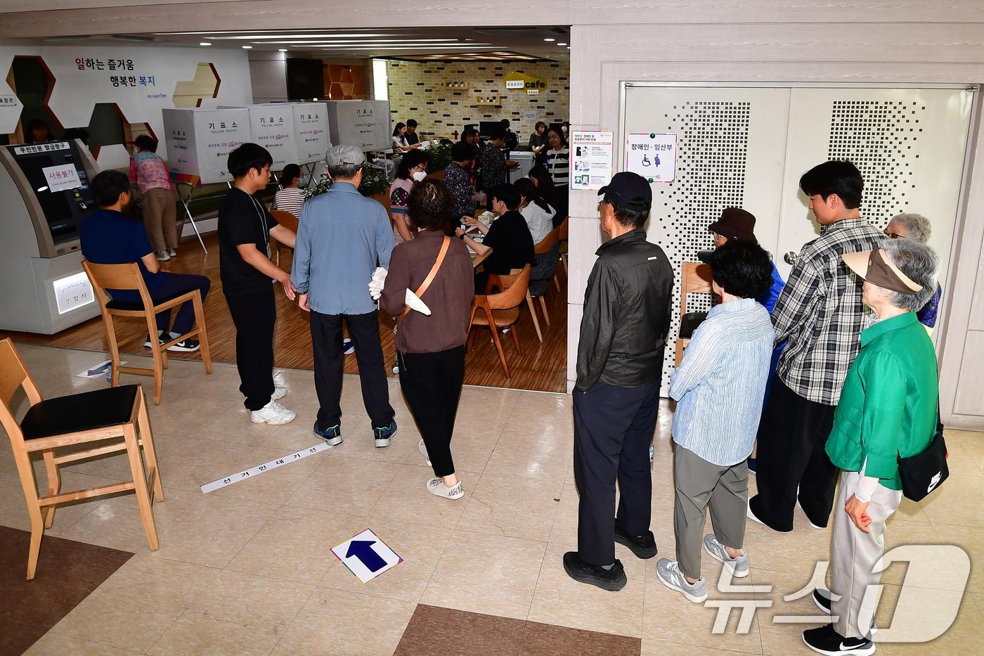 본문 이미지 - 제9회 전국동시지방선거 본 투표일인 3일 오전 경북 포항시 북구 죽도동 포항고용복지플러스센터에 마련된 투표소에서 유권자들이 줄을 서서 기다리고 있다. 2026.6.3 ⓒ 뉴스1 최창호 기자